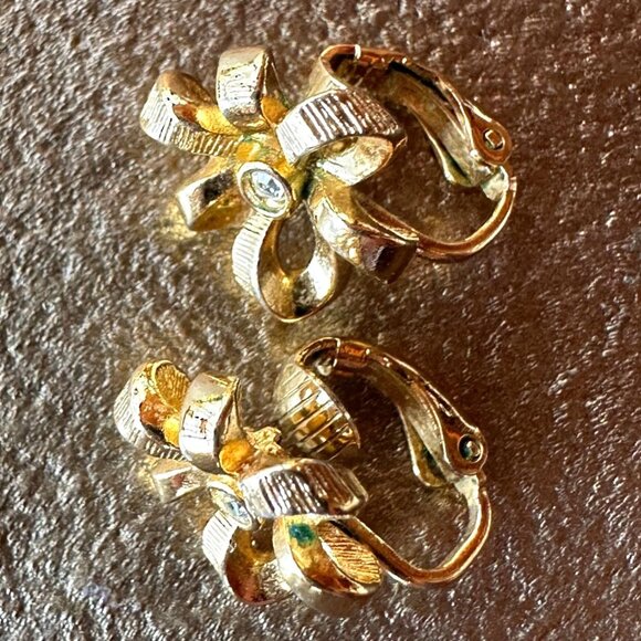 Vintage Gold-Tone Flower Clip-On Earrings With Rhinestone Accents Small Size - Picture 7 of 8
